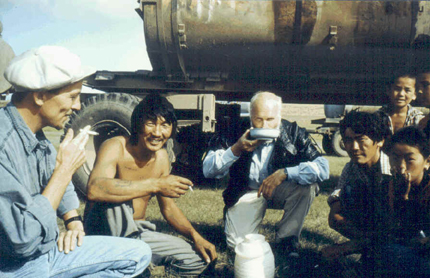 Manfred Vesper beim Trinken mit seinen mongolischen Freunden